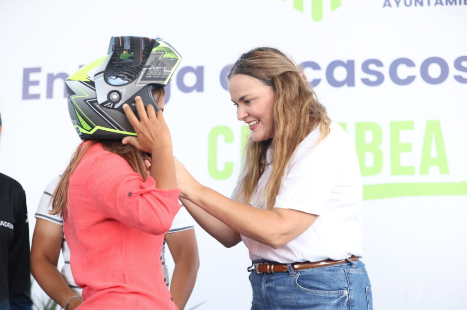 Entregan 265 cascos certificados a motociclistas de plataforma en Mérida